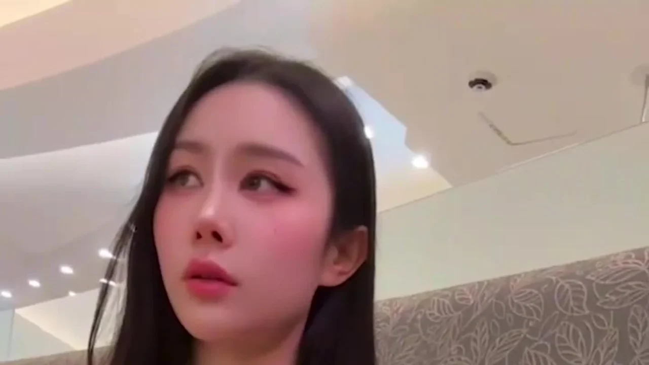 汐梦瑶商场公开打飞机 绿帽美腿女王人来人往撸射 精液射鸡蛋仔一口吞 反差大胆刺激爆表