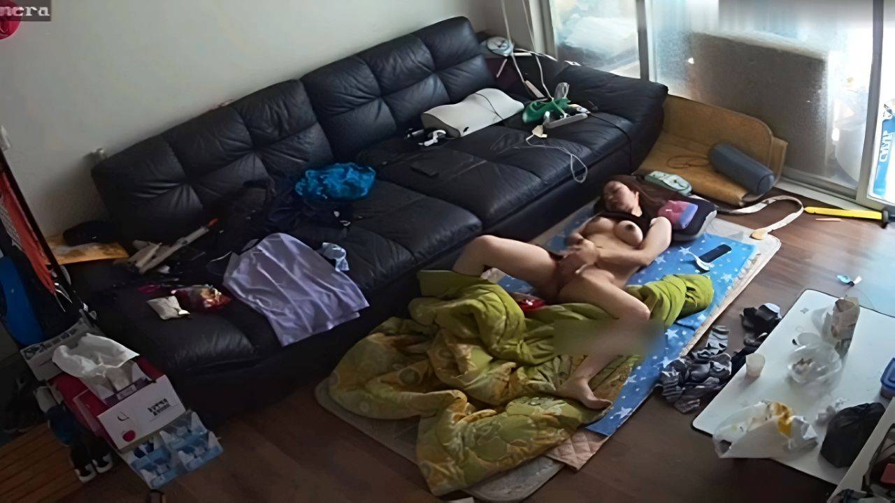 摄像头监控流出 离异少妇 日常只能靠看黄片抠逼解决性生活
