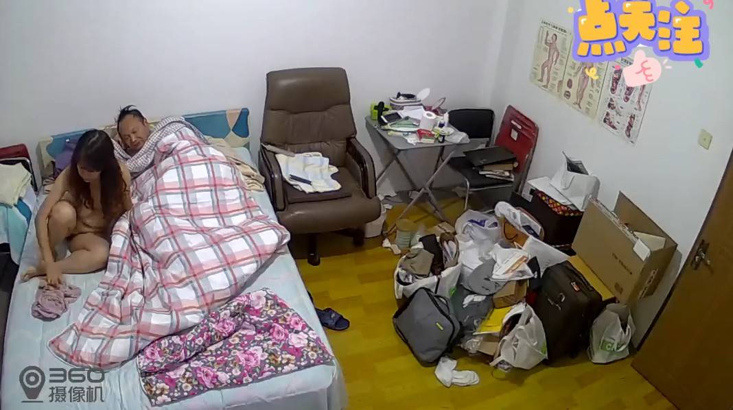 父女乱伦】淫荡女儿穿进父亲床上