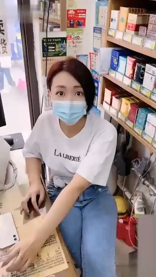 楼下超市老板娘早晨刚开业买包烟时间出轨 在方便