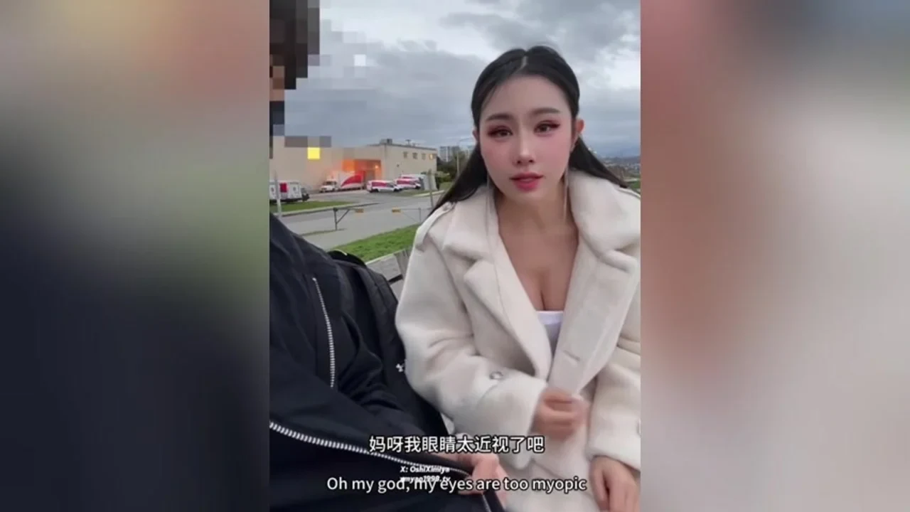 推特巨乳网黄 汐梦瑶 大马路做爱，一对夫妻路过时坐在JJ上真的动都不敢动一下，视频都无法还原当时的刺激！