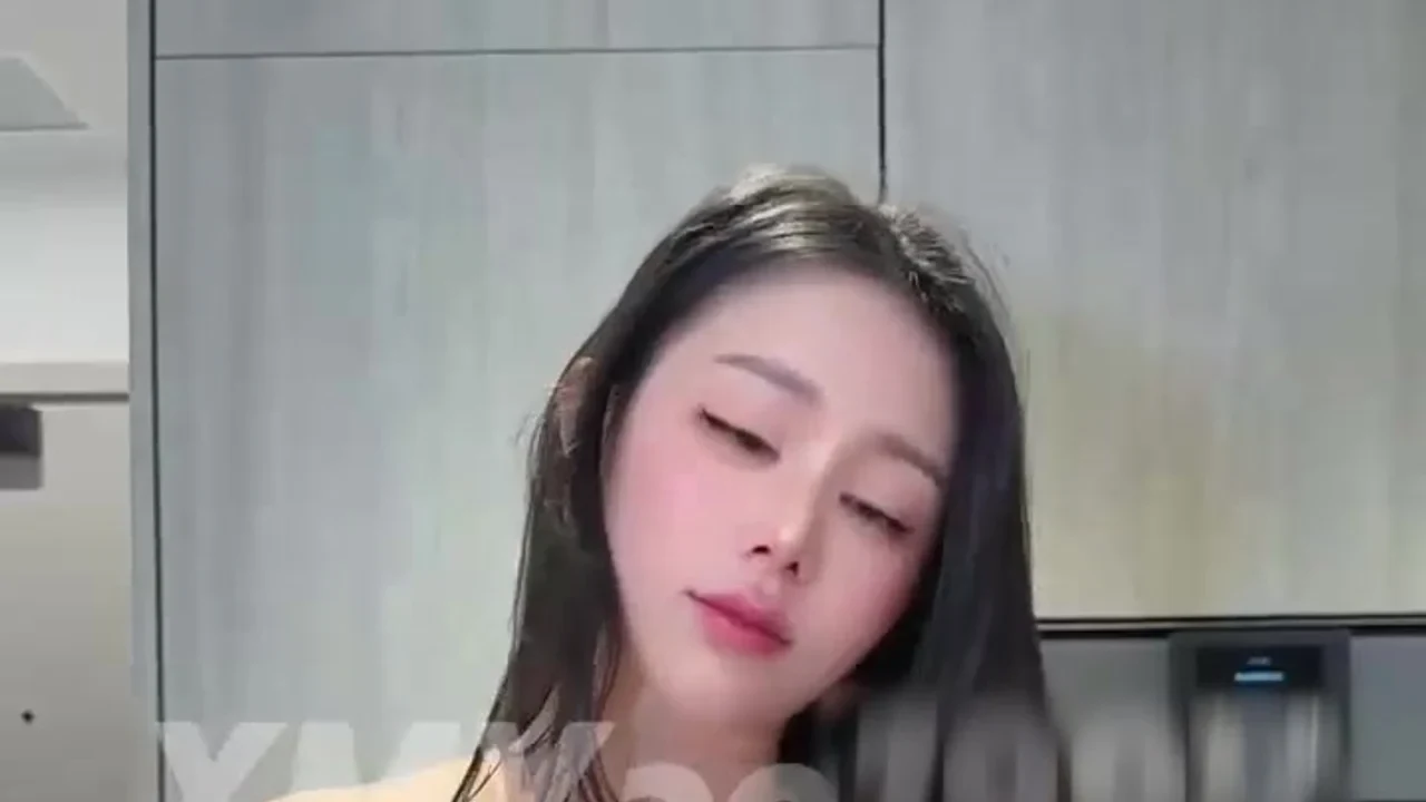 推特性爱大师 汐梦瑶 双倍辣酱拌鸡巴 把酱料裹在龟头上开吃