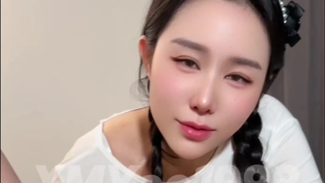 汐梦瑶 双重踩踏 新闺蜜首次参演 把她老公的精液偷偷带出来淋到我的鸡巴上给瑶瑶