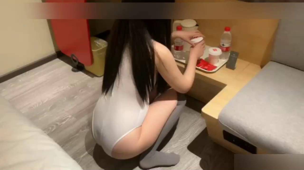学校旁的旅馆怒操蹂躏小姐姐被操的满嘴的淫语调教旅馆约炮