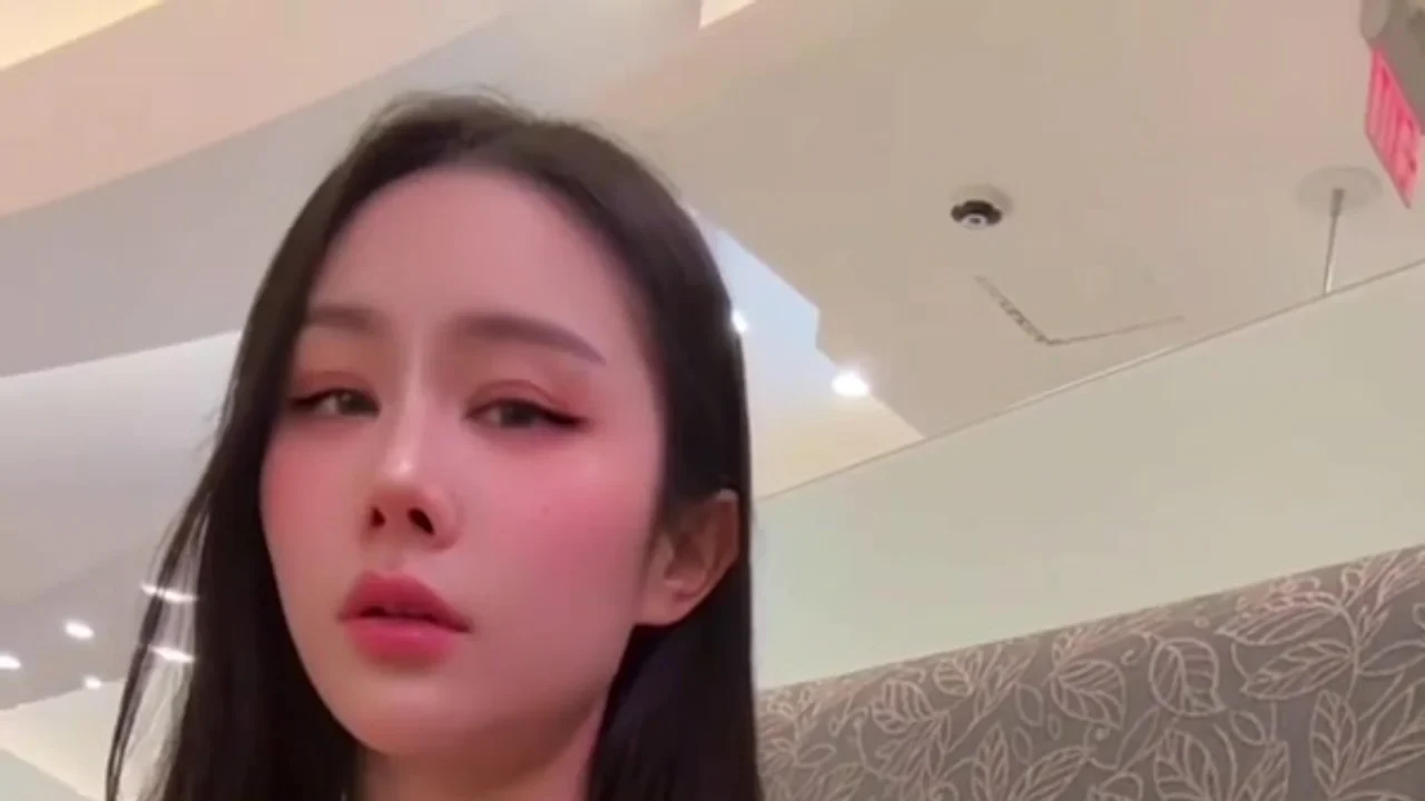 汐梦瑶商场角落打飞机诱惑，射精在饼上吃掉展现女神母狗极致堕落释放