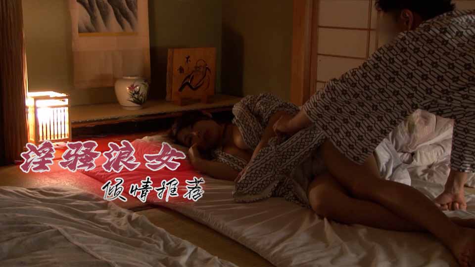 偷偷摸露乳的女同事