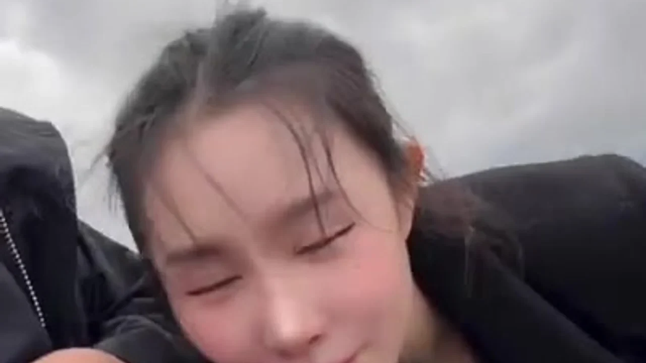 雨天小故事 雨天户外人前露出做爱